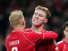 Imprensa dinamarquesa decide quem foi melhor entre Rasmus Hojlund e Christian Eriksen na vitória da Dinamarca Imprensa dinamarquesa decide quem foi melhor entre Rasmus Hojlund e Christian Eriksen na vitória da Dinamarca