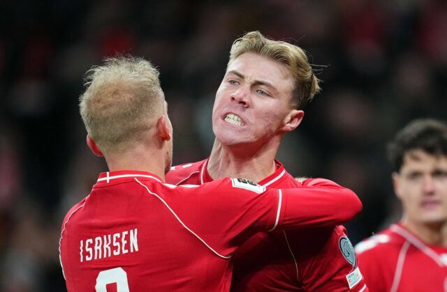 Imprensa dinamarquesa decide quem foi melhor entre Rasmus Hojlund e Christian Eriksen na vitória da Dinamarca
