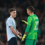 Imprensa uruguaia avalia desempenho de Manuel Ugarte contra a Inglaterra, com bizarro cartão duplo