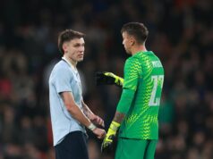 Imprensa uruguaia avalia desempenho de Manuel Ugarte contra a Inglaterra, com bizarro cartão duplo Imprensa uruguaia avalia desempenho de Manuel Ugarte contra a Inglaterra, com bizarro cartão duplo