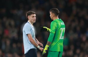 Imprensa uruguaia avalia desempenho de Manuel Ugarte contra a Inglaterra, com bizarro cartão duplo Imprensa uruguaia avalia desempenho de Manuel Ugarte contra a Inglaterra, com bizarro cartão duplo