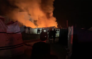 Incêndio irrompe em campo de Gaza depois que ataque israelense atinge tendas Incêndio irrompe em campo de Gaza depois que ataque israelense atinge tendas