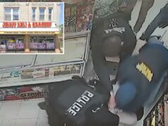 Indignação depois que a polícia de NJ abordou um adolescente de 13 anos, que eles confundiram com um suspeito tatuado de 22 anos Três policiais prendendo um homem.