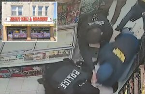 Indignação depois que a polícia de NJ abordou um adolescente de 13 anos, que eles confundiram com um suspeito tatuado de 22 anos Três policiais prendendo um homem.