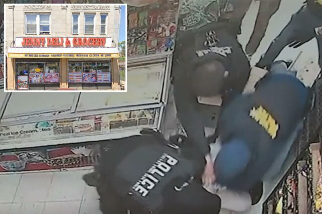 Três policiais prendendo um homem.