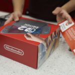 O presidente Donald Trump fala durante um evento para anunciar novas tarifas no Rose Garden da Casa Branca, quarta-feira, 2 de abril de 2025, em Washington, enquanto o secretário de Comércio, Howard Lutnick, ouve. (Foto AP/Mark Schiefelbein)