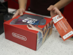 Indústria de videogames resiste a Trump O presidente Donald Trump fala durante um evento para anunciar novas tarifas no Rose Garden da Casa Branca, quarta-feira, 2 de abril de 2025, em Washington, enquanto o secretário de Comércio, Howard Lutnick, ouve. (Foto AP/Mark Schiefelbein)