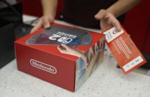 Indústria de videogames resiste a Trump O presidente Donald Trump fala durante um evento para anunciar novas tarifas no Rose Garden da Casa Branca, quarta-feira, 2 de abril de 2025, em Washington, enquanto o secretário de Comércio, Howard Lutnick, ouve. (Foto AP/Mark Schiefelbein)