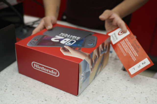 O presidente Donald Trump fala durante um evento para anunciar novas tarifas no Rose Garden da Casa Branca, quarta-feira, 2 de abril de 2025, em Washington, enquanto o secretário de Comércio, Howard Lutnick, ouve. (Foto AP/Mark Schiefelbein)