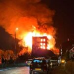 As chamas pareciam dizimar o interior do prédio de sete andares na Mill Street, com equipes de bombeiros correndo para o local para tentar combater o incêndio.