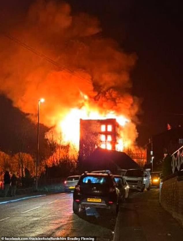 'Inferno absoluto' em edifício listado como Grau II enquanto ruas As chamas pareciam dizimar o interior do prédio de sete andares na Mill Street, com equipes de bombeiros correndo para o local para tentar combater o incêndio.