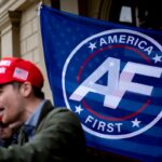 Influenciador de extrema direita da Geração Z diz aos fãs para pularem as provas intermediárias ou votarem nos democratas