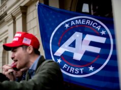 Influenciador de extrema direita da Geração Z diz aos fãs para pularem as provas intermediárias ou votarem nos democratas Influenciador de extrema direita da Geração Z diz aos fãs para pularem as provas intermediárias ou votarem nos democratas