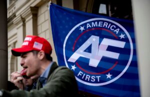 Influenciador de extrema direita da Geração Z diz aos fãs para pularem as provas intermediárias ou votarem nos democratas Influenciador de extrema direita da Geração Z diz aos fãs para pularem as provas intermediárias ou votarem nos democratas