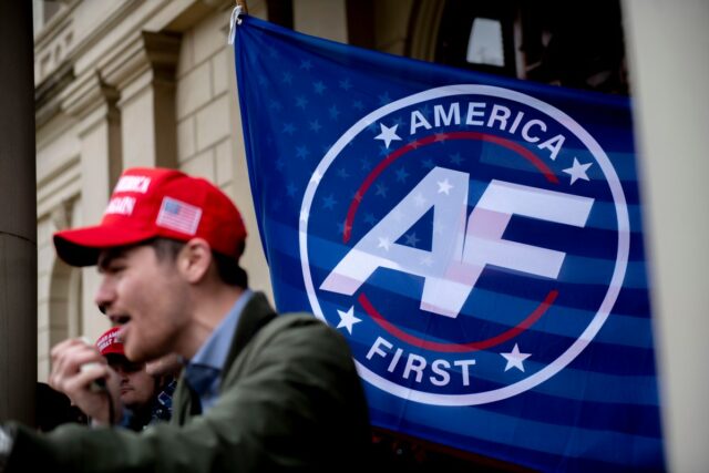 Influenciador de extrema direita da Geração Z diz aos fãs Influenciador de extrema direita da Geração Z diz aos fãs para pularem as provas intermediárias ou votarem nos democratas