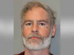 Influenciador do TikTok acusado de vítimas de abuso sexual ao longo de uma década Concorrente do American Idol que beijou Katy Perry é acusada de possuir material de abuso sexual infantil