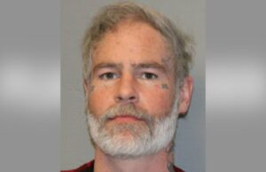 Influenciador do TikTok acusado de vítimas de abuso sexual ao longo de uma década Concorrente do American Idol que beijou Katy Perry é acusada de possuir material de abuso sexual infantil