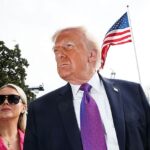 O presidente Donald Trump fala aos repórteres ao lado da secretária de imprensa da Casa Branca, Karoline Leavitt, enquanto ele dirige o Marine One no gramado sul da Casa Branca em 11 de março.