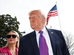 Informações vazadas dos EUA minam a afirmação de Trump de que a guerra no Irã está “vencida”, enquanto o novo aiatolá emite uma ameaça assustadora às tropas americanas O presidente Donald Trump fala aos repórteres ao lado da secretária de imprensa da Casa Branca, Karoline Leavitt, enquanto ele dirige o Marine One no gramado sul da Casa Branca em 11 de março.