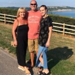 Laura Storr, 35, (à direita) ficou presa no Oriente Médio aguardando evacuação médica urgente para o Reino Unido para um transplante de pulmão