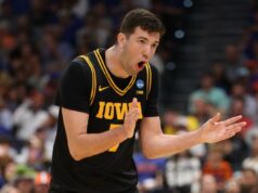 Iowa surpreende a atual campeã Flórida quando a primeira semente número 1 cai em March Madness O atacante do Iowa Hawkeyes, Alvaro Folgueiras (7), reage após uma jogada.