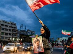 Irã ameaça retaliar contra energia e água do Golfo após ultimato de Trump As pessoas agitam bandeiras enquanto protestam em apoio ao governo iraniano no centro de Teerã.