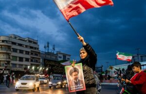Irã ameaça retaliar contra energia e água do Golfo após ultimato de Trump As pessoas agitam bandeiras enquanto protestam em apoio ao governo iraniano no centro de Teerã.