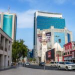 Irã ataca países do Golfo com mísseis e drones enquanto os preços do petróleo disparam