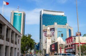 Irã ataca países do Golfo com mísseis e drones enquanto os preços do petróleo disparam Irã ataca países do Golfo com mísseis e drones enquanto os preços do petróleo disparam