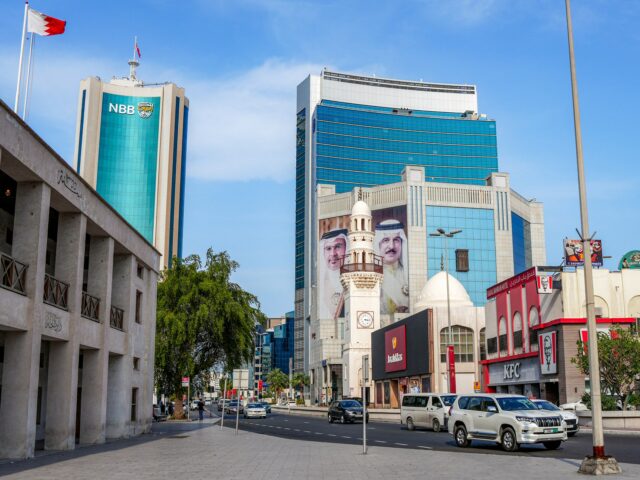 Irã ataca países do Golfo com mísseis e drones enquanto os preços do petróleo disparam
