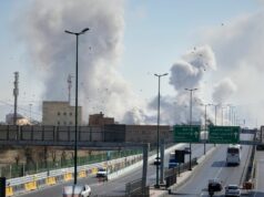 Irã diz que os EUA ‘lamentarão amargamente’ o naufrágio e pede o sangue de Trump Nuvens de fumaça sobem enquanto os ataques atingem a cidade durante a campanha militar israelense-americana em Teerã, Irã, quinta-feira, 5 de março de 2026. (AP Photo/Vahid Salemi)