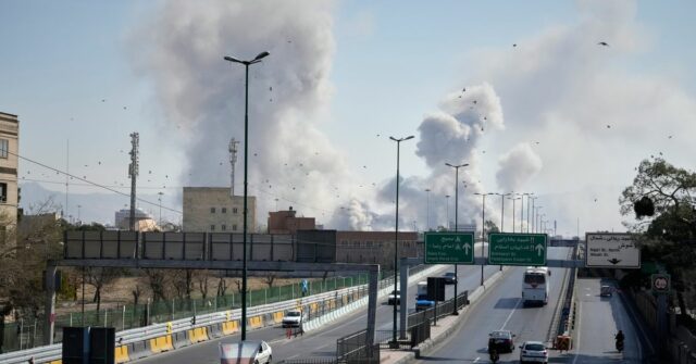 Nuvens de fumaça sobem enquanto os ataques atingem a cidade durante a campanha militar israelense-americana em Teerã, Irã, quinta-feira, 5 de março de 2026. (AP Photo/Vahid Salemi)