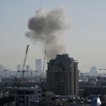 Ondas de fumaça após um ataque com míssil iraniano em Tel Aviv esta manhã