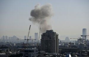 Irã lança ataques com mísseis em Tel Aviv um dia depois de Trump declarar negociações de paz “boas e construtivas” Ondas de fumaça após um ataque com míssil iraniano em Tel Aviv esta manhã