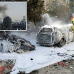 Bombeiros extinguindo incêndio de carros queimados com espuma após ataques de mísseis em Tel Aviv.