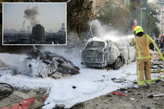 Bombeiros extinguindo incêndio de carros queimados com espuma após ataques de mísseis em Tel Aviv.