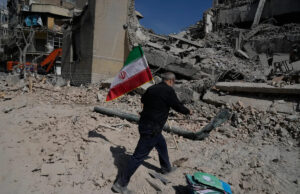 Irã lança novos ataques, dizendo que os EUA ‘lamentarão amargamente’ o naufrágio do navio de guerra e pede o sangue de Trump Yahoo news home