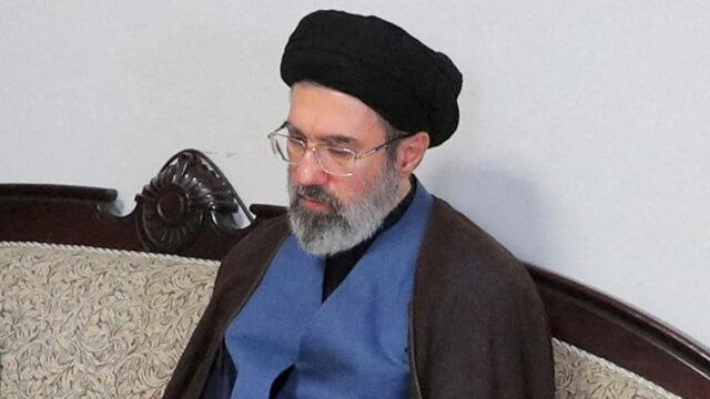 Irã nomeia filho do aiatolá Khamenei como novo líder após morte do pai
