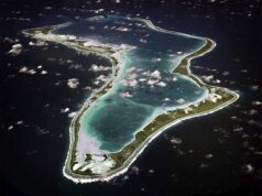 Irã tem como alvo território britânico: Teerã dispara mísseis balísticos na base militar de Diego Garcia e alerta que Kier Starmer está ‘colocando vidas britânicas em perigo’ depois de permitir que os EUA expandam as missões de bombardeio Relatos de mísseis iranianos visando a base militar Diego Garcia, na foto acima, no Oceano Índico surgiram na noite de sexta-feira