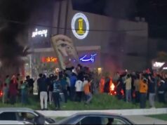 Iranianos celebram notícia da morte de Khamenei Iranianos celebram notícia da morte de Khamenei