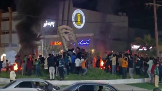 Iranianos celebram notícia da morte de Khamenei
