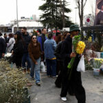 Iranianos compram itens essenciais para o Ano Novo persa, apesar da guerra