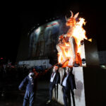 Iranianos queimam efígies de Trump e Netanyahu em comício de vítimas de navio de guerra