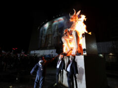 Iranianos queimam efígies de Trump e Netanyahu em comício de vítimas de navio de guerra Iranianos queimam efígies de Trump e Netanyahu em comício de vítimas de navio de guerra