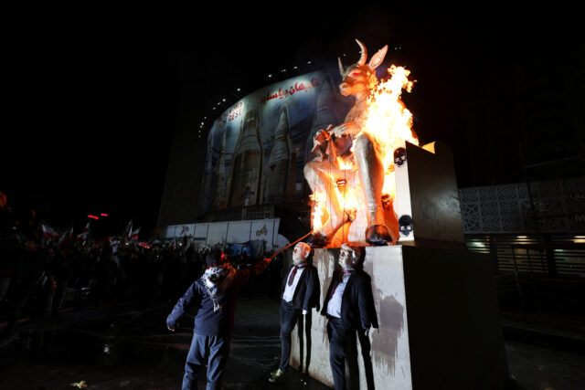 Iranianos queimam efígies de Trump e Netanyahu em comício de vítimas de navio de guerra
