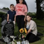 Hazel Louise Jones com sua filha Amelia-Louise Roxanne Davies e seu filho Ethan-Daniel Richard Davies no túmulo de April no cemitério de Machynlleth, no País de Gales