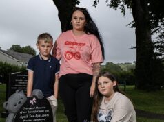 Irmã da assassinada April Jones revela pela primeira vez como o pedófilo Mark Bridger destruiu sua família – com seu pai morto de coração partido e parentes sem falar… e seus medos por sua própria filha, que se parece com April Hazel Louise Jones com sua filha Amelia-Louise Roxanne Davies e seu filho Ethan-Daniel Richard Davies no túmulo de April no cemitério de Machynlleth, no País de Gales