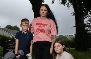 Irmã da assassinada April Jones revela pela primeira vez como o pedófilo Mark Bridger destruiu sua família – com seu pai morto de coração partido e parentes sem falar… e seus medos por sua própria filha, que se parece com April Hazel Louise Jones com sua filha Amelia-Louise Roxanne Davies e seu filho Ethan-Daniel Richard Davies no túmulo de April no cemitério de Machynlleth, no País de Gales