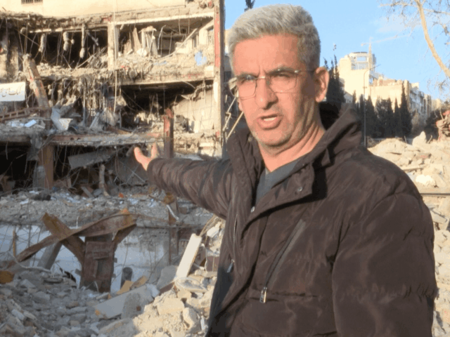 Irmãos procuram escombros por irmão desaparecido sob os escombros de Teerã após ataque
