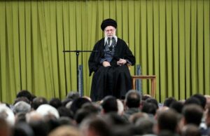 Israel e EUA lançaram ataques enquanto o líder iraniano se reunia com círculo interno, dizem fontes Yahoo news home